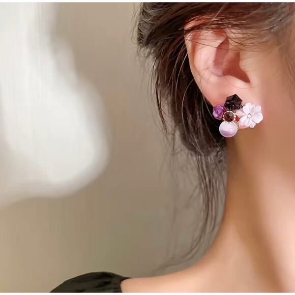 Romantic Lilac Flower Earrings – Vintage-Inspired Crystal & Pearl Bead Design - Picture 2 of 5